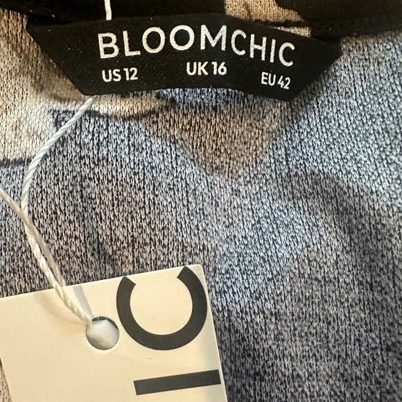 NWT Bloomchic Floral Twist Front Asymmetrical Hem T-shirt Size 12/L - Picture 5 of 8